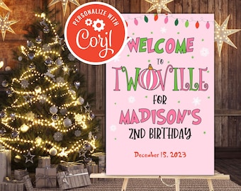 Puede incluir: Un cartel de bienvenida rosa y verde con el texto "Bienvenido a Twoville para el 2º cumpleaños de Madison el 15 de diciembre de 2023". El cartel está decorado con copos de nieve y luces navideñas.