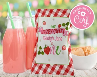 Puede incluir: Bolsa de aperitivos de cuadros rojos y blancos con una etiqueta personalizada que dice "Our Berry Sweet Kaleigh Jane is One". La etiqueta presenta un gráfico de fresa y flores rosas. La bolsa es perfecta para una fiesta de primer cumpleaños.
