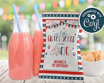 Puede incluir: Bolsa de chips roja, blanca y azul con un diseño festivo que presenta fuegos artificiales y estrellas. La bolsa está personalizada con el texto "Our Little Firecracker is Turning One" y "Michael's 1st Birthday".