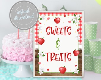 Op de afbeelding: Een printbaar bord met een rood-wit geruite achtergrond, een houten plankenachtergrond en rode appels. Het bord zegt "SWEETS & TREATS" in rode en groene letters.