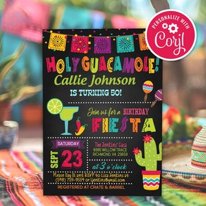 Op de afbeelding: Een kleurrijke, afdrukbare uitnodiging voor een 50e verjaardagsfeest met een Mexicaans fiesta-thema. De uitnodiging heeft een krijtbordachtergrond met de tekst "Holy Guacamole! Callie Johnson wordt 50!" en "Doe mee met ons voor een verjaardagsfeest". De uitnodiging bevat ook een margarita-glas, een chilipeper, een cactus en een maraca. De tekst "Zaterdag, 23 september om 15:00 uur" is ook inbegrepen. De uitnodiging is gepersonaliseerd met de naam "Coryl".
