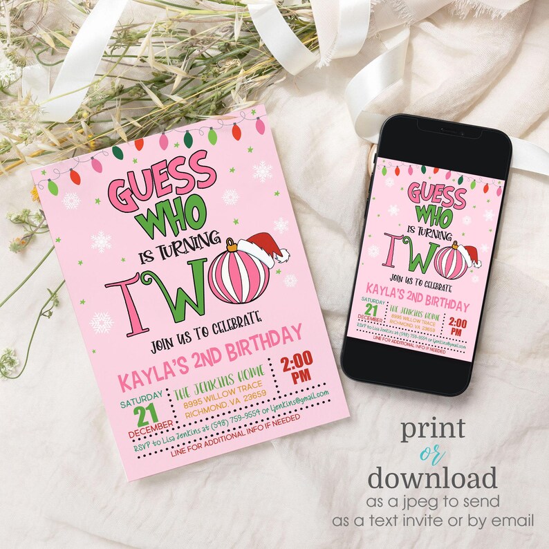 Puede incluir: Una invitaci&oacute;n imprimible para una fiesta de cumplea&ntilde;os de dos a&ntilde;os de un ni&ntilde;o, con un tema navide&ntilde;o. La invitaci&oacute;n es rosa y verde con un adorno rosa y verde y el texto "Adivina qui&eacute;n cumple dos a&ntilde;os".
