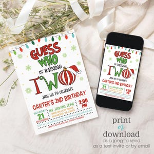 Puede incluir: Una invitaci&oacute;n de cumplea&ntilde;os con tem&aacute;tica navide&ntilde;a para un ni&ntilde;o que cumple dos a&ntilde;os. La invitaci&oacute;n presenta un adorno rojo y verde con un gorro de Pap&aacute; Noel y el texto "Adivina qui&eacute;n cumple dos a&ntilde;os". La invitaci&oacute;n tambi&eacute;n incluye el nombre del ni&ntilde;o, la fecha, la hora y el lugar de la fiesta.