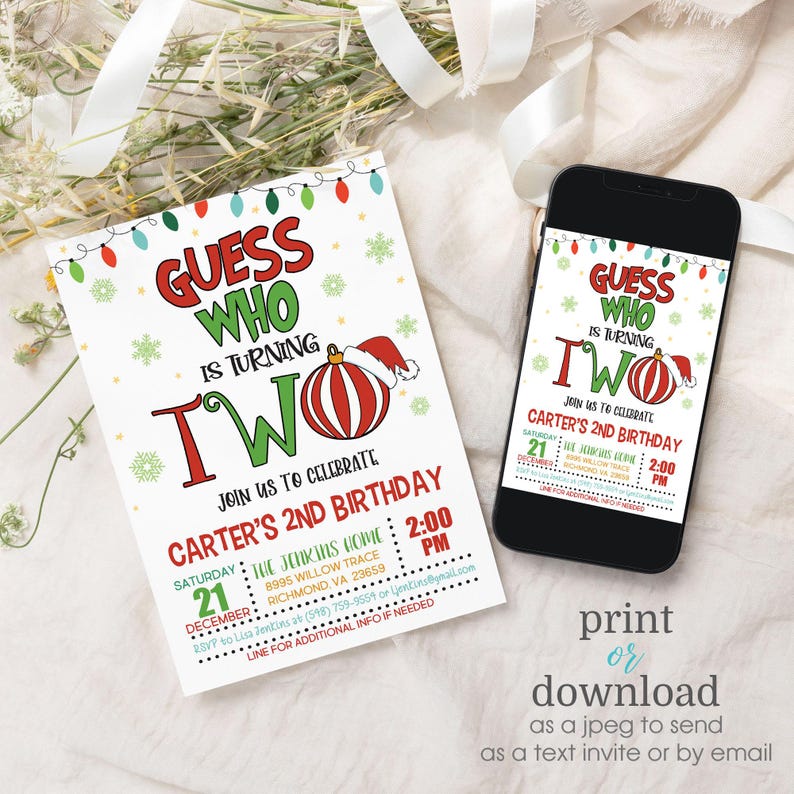Puede incluir: Una invitaci&oacute;n de cumplea&ntilde;os con tem&aacute;tica navide&ntilde;a para un ni&ntilde;o que cumple dos a&ntilde;os. La invitaci&oacute;n presenta un adorno rojo y verde con un gorro de Pap&aacute; Noel y el texto "Adivina qui&eacute;n cumple dos a&ntilde;os". La invitaci&oacute;n tambi&eacute;n incluye el nombre del ni&ntilde;o, la fecha, la hora y el lugar de la fiesta.