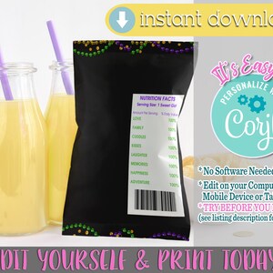 Op de afbeelding: Downloadbare digitale print voor een feesttas met een zwarte achtergrond en groene en paarse Mardi Gras-parels. De tas heeft een voedingswaarde-etiket met de tekst "Sweet Gid" en een lijst met items zoals "Liefde", "Familie", "Knuffelen", "Kusjes", "Lachen", "Herinneringen", "Geluk" en "Avontuur", allemaal met een waarde van 100%. De tekst "Het is gemakkelijk om te personaliseren met Coril" staat in een cirkel met tandwielen en een turquoise achtergrond. De tekst "Geen software nodig" en "Bewerk op uw computer, mobiel apparaat of tablet" staat in zwarte tekst. De tekst "PROBEER VOOR JE KOOpt! (zie de beschrijving van de vermelding voor details)" staat in zwarte tekst. De tekst "BEWERK JEZELF EN PRINT VANDAAG!" staat in roze tekst.
