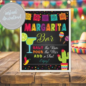 Puede incluir: Un letrero negro de pizarra con letras blancas que dice "Margarita Bar". El letrero tiene decoraciones coloridas e instrucciones para hacer margaritas: "Sal el borde, Vierte la mezcla, Agrega un shot, ¡Disfruta!"