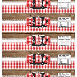 K&ouml;nnte beinhalten: F&uuml;nf bedruckbare Wasserflaschenetiketten mit einem rot-wei&szlig;en Karomuster und einem schwarzen Hintergrund. Der Text "Baby Q" ist in roten Buchstaben auf der Tafel geschrieben. Die Etiketten enthalten auch eine Liste mit "Baby Shower Facts" mit einer humorvollen Liste von Zutaten und ihrem prozentualen Tagesbedarf.