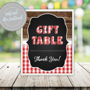Op de afbeelding: Een rood-wit geblokt bord met een zwart schoolbord waarop "Gift Table" en "Thank You!" in witte tekst staat.