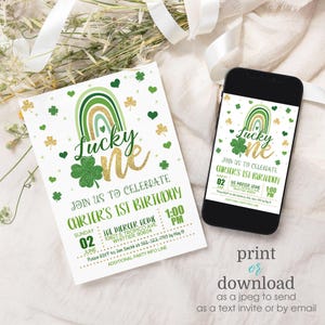 Pu&ograve; includere: Un invito stampabile per una festa di primo compleanno con uno schema di colori verde, oro e bianco. L'invito presenta un arcobaleno con trifogli e il testo "Lucky One" e "Join us to celebrate Carter's 1st Birthday".