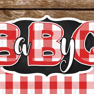 K&ouml;nnte beinhalten: Ein roter und wei&szlig;er karierter Hintergrund mit einem schwarzen Schild aus Schiefer, auf dem "BaByQ" steht. Das Schild ist von wei&szlig;er Spitze umgeben. Der Text "Baby Shower Facts" steht auf einem wei&szlig;en Etikett mit schwarzem Text. Das Etikett sagt "Serving Size: 1 Sweet Baby" und listet "Hugs, Fun, Happiness, Laughter" mit einem Prozentsatz von 100% f&uuml;r jeden auf.