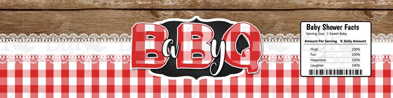 K&ouml;nnte beinhalten: Ein roter und wei&szlig;er karierter Hintergrund mit einem schwarzen Schild aus Schiefer, auf dem "BaByQ" steht. Das Schild ist von wei&szlig;er Spitze umgeben. Der Text "Baby Shower Facts" steht auf einem wei&szlig;en Etikett mit schwarzem Text. Das Etikett sagt "Serving Size: 1 Sweet Baby" und listet "Hugs, Fun, Happiness, Laughter" mit einem Prozentsatz von 100% f&uuml;r jeden auf.