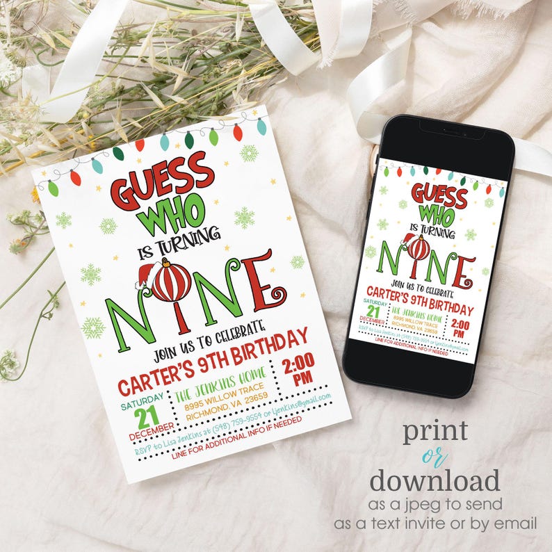 Peut inclure: Une invitation d'anniversaire sur le th&egrave;me de No&euml;l pour un enfant qui f&ecirc;te ses neuf ans. L'invitation pr&eacute;sente une illustration rouge et verte d'une boule de No&euml;l avec un chapeau de P&egrave;re No&euml;l. Le texte "Devinez qui a neuf ans" est &eacute;crit en lettres rouges et vertes. L'invitation comprend la date, l'heure et le lieu de la f&ecirc;te.