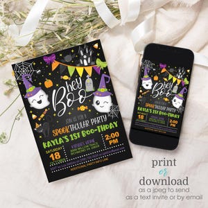 Op de afbeelding: Een zwart-witte printbare uitnodiging voor een eerste verjaardagsfeest met een Halloween-thema. De uitnodiging toont twee geesten die toverhoeden dragen en de tekst "Hey Boo! Join us for a Spooktacular Party Kayla's 1st Boo-Thday Saturday, October 18, 2:00 PM. RSVP to Lisa Jenkins at (548) 759-9554 or jenkins@ymail.com. Additional Party Info Line."