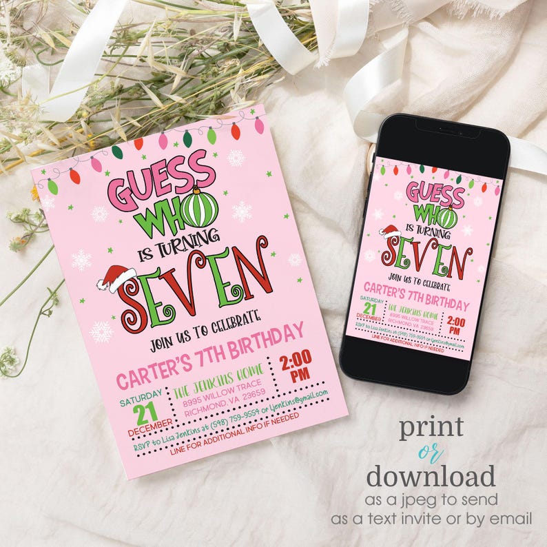 Pu&ograve; includere: Invito di compleanno rosa e verde con un personaggio dei cartoni animati che indossa un cappello di Babbo Natale e tiene un ornamento natalizio verde. L'invito dice "Indovina chi compie sette anni" e include la data, l'ora e il luogo della festa. L'invito include anche un numero di telefono e un indirizzo email per RSVP.