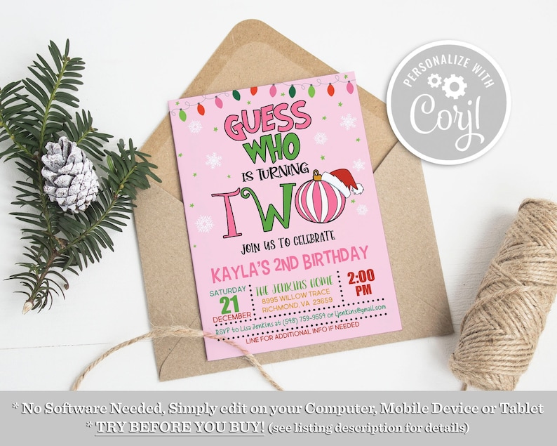 Puede incluir: Una invitaci&oacute;n imprimible rosa y verde para una fiesta de cumplea&ntilde;os de segundo cumplea&ntilde;os de un ni&ntilde;o. La invitaci&oacute;n presenta una ilustraci&oacute;n de dibujos animados de un adorno navide&ntilde;o con un gorro de Pap&aacute; Noel y el texto "Adivina qui&eacute;n cumple dos a&ntilde;os". La invitaci&oacute;n incluye la fecha, la hora y el lugar de la fiesta.