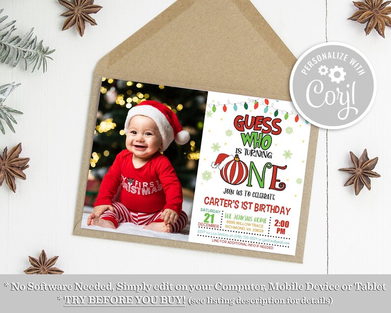 Pode incluir: Um convite de primeiro anivers&aacute;rio com tema natalino com uma foto de um beb&ecirc; usando um chap&eacute;u de Papai Noel. O convite diz "Adivinhe quem est&aacute; fazendo um ano" e inclui o nome do beb&ecirc;, a data, a hora e o local. O convite &eacute; personalizado com o nome "Coryl".