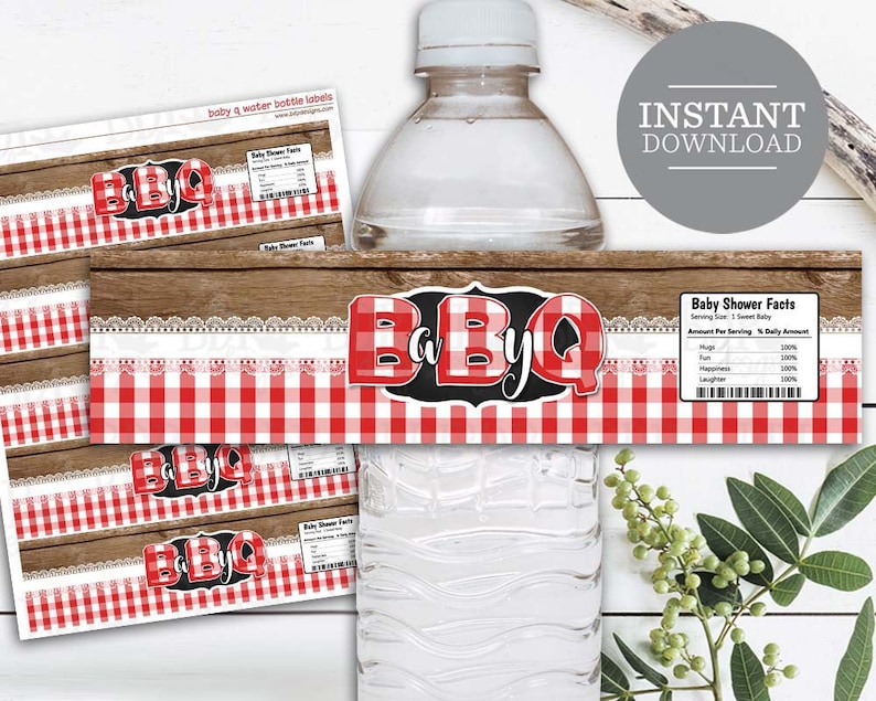 K&ouml;nnte beinhalten: Druckbare Wasserflaschenetiketten mit einem rot-wei&szlig; karierten Muster und dem Text "Baby Q" in Schwarz. Die Etiketten enthalten auch einen Abschnitt mit dem Text "Baby Shower Facts" und einer Liste von Fakten &uuml;ber eine Babyparty.