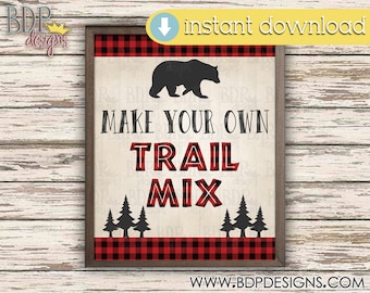 Puede incluir: Señal imprimible con un borde de cuadros rojos y negros. La señal dice "Make Your Own Trail Mix" con una silueta de oso negro y pinos. El texto "www.bdpdesigns.com" está en la parte inferior de la señal.