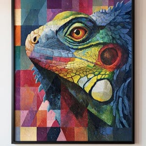 Puede incluir: Pintura enmarcada y colorida de la cabeza de una iguana. La obra presenta un fondo tipo mosaico con formas geométricas en rojo, morado y dorado. La piel de la iguana está representada en tonos azules, verdes, amarillos y rojos, con un ojo detallado.