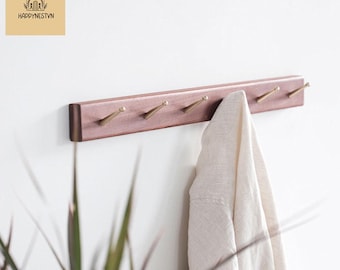 Drewniany wieszak ścienny z mosiężnymi kołkami, minimalistyczny organizer