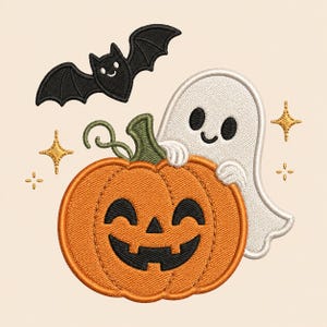 Puede incluir: Un diseño de parche bordado que muestra una calabaza naranja sonriente con un tallo verde, un fantasma blanco con ojos negros y una sonrisa, y un murciélago negro. El diseño incluye pequeños detalles de estrellas doradas.