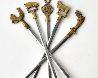 Juego de brochetas abrecartas de latón vintage con forma de animales para decoración de mediados de siglo.
