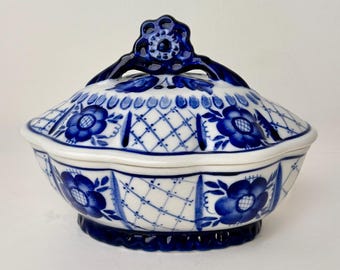 Caixa de doces vintage russa em porcelana Gzhel, pintada à mão em azul e branco, com tampa, para guardar pequenos objetos.
