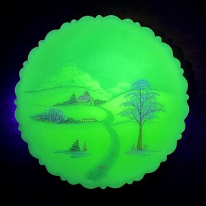 Fenton Art Glass 1980 Collector Plate: handgeschilderd vaselineglas (uv-reactief)