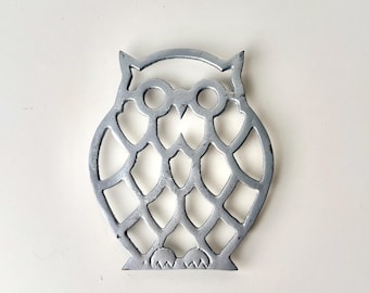 Salvamanteles vintage de metal plateado con forma de búho, decoración de cocina retro de los años 70.