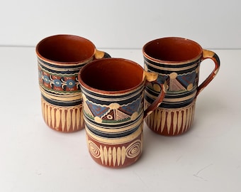 Juego de tazas de cerámica mexicana vintage de Tlaquepaque, pintadas a mano con petatillo, arte popular, tazas coleccionables rústicas.