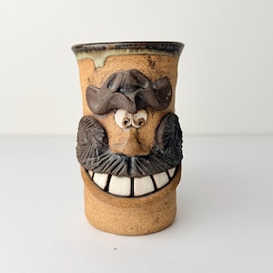 Vintage ondertekende aardewerkmok met grappig gezicht – Handgebeeldhouwde mok met volkskunstkarakter