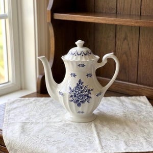 Vintage J & G Meakin Chatsworth Ironstone Coffee Pot England Blue White Floral 9.25”