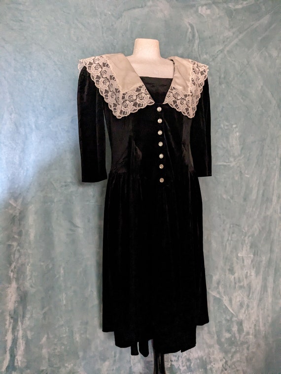 Vintage 80s 90s Black Velvet Dress with Lace Colla