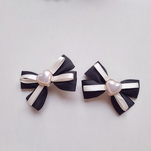 Juego de 2 pinzas para el cabello con lazo de princesa y detalles de perlas en forma de corazón – Lazos hechos a mano