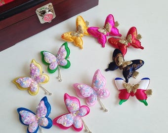 Horquilla de mariposa tradicional coreana, estilo hanbok cheopji, con clip de hoja dorada.