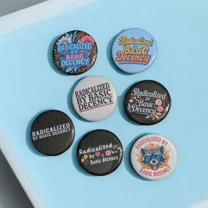 Przypinki zradykalizowane przez podstawową przyzwoitość, antytrumpowska przypinka 1,25"