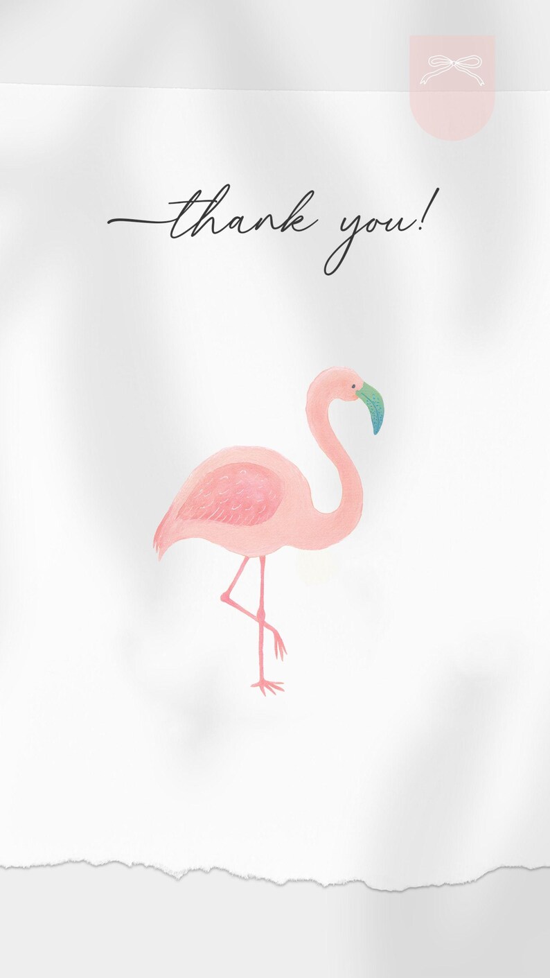 Pu&ograve; includere: Illustrazione ad acquerello di un fenicottero rosa con becco verde su sfondo bianco. La scritta "thank you!" &egrave; in elegante corsivo. Un piccolo fiocco rosa adorna l'angolo in alto a destra.