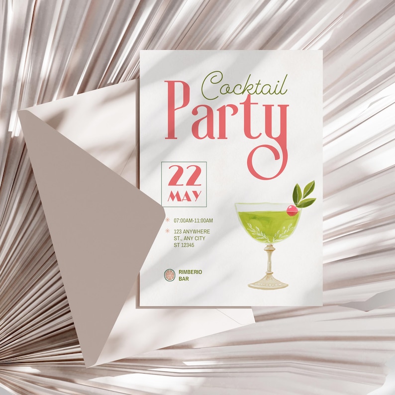 Op de afbeelding: Een cocktailparty-uitnodiging met een lichtroze envelop. De uitnodiging bevat de woorden "Cocktail Party" in roze en groen, samen met de datum "22 mei" en evenementdetails. Een aquarel illustratie van een cocktailglas is ook inbegrepen.