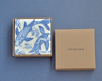 Sottobicchieri Koi Japandi Set tradizionale giapponese illustrato di pesce in ceramica blu, regalo fatto a mano per l'inaugurazione della casa, elegante e asiatico Zen