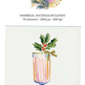 Op de afbeelding: Een aquarelillustratie van een hoog, geribbeld glas gevuld met een lichtroze vloeistof, gegarneerd met een takje hulst met groene bladeren, rode bessen en een klein groen-rood gestreept strikje, tegen een effen witte achtergrond.