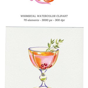 Op de afbeelding: Een aquarelillustratie van een glas op voet gevuld met een roze vloeistof, granaatappelpitjes en een groen takje. Boven het glas zijn een hele granaatappel en een gehalveerde granaatappel met groene dennennaalden afgebeeld met een roze lint.