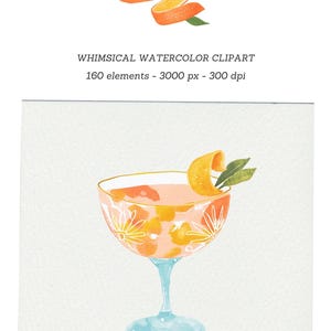 Op de afbeelding: Waterverfillustratie van een cocktail in een coupeglas met een blauwe steel en een lichtroze drankje. Het glas is versierd met een bloemenontwerp. Een sinaasappelschil en groene bladeren liggen bovenop. Tekst: WHIMSICAL WATERCOLOR CLIPART.
