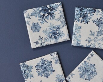 Sottobicchieri blu con fiocchi di neve Set regalo fatto a mano per la migliore hostess di Natale Cabina invernale in ceramica Accogliente regalo unico per le vacanze dell'acquerello