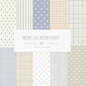 Op de afbeelding: Een collectie van tien naadloze aquarelpatronen met diverse ontwerpen, waaronder bloemmotieven, verticale strepen, gingham ruiten en geschulpte vormen in tinten blauw, beige en groen met de tekst BEING AN INTROVERT.