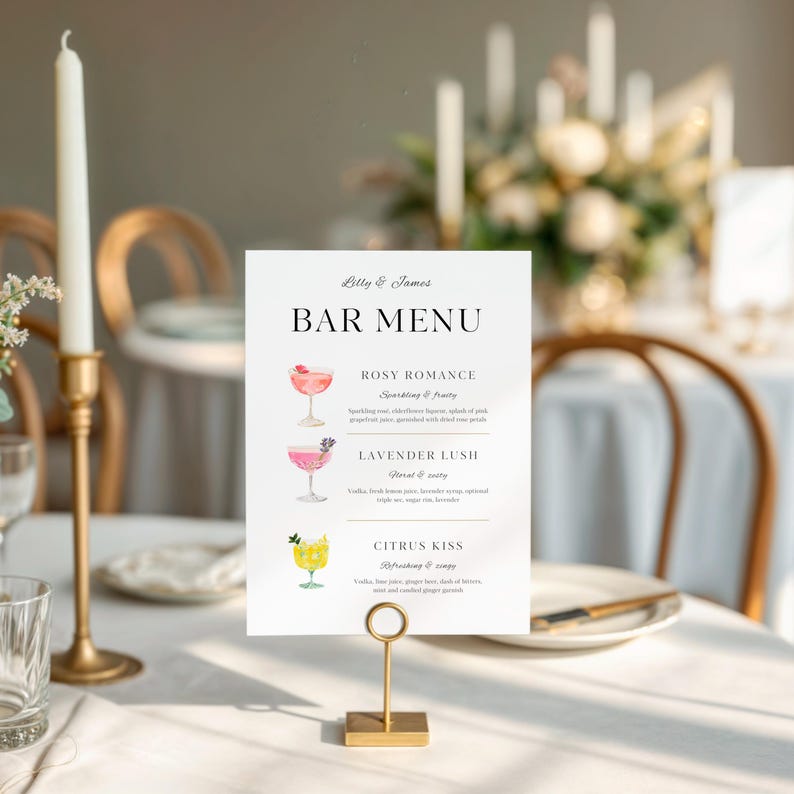 Op de afbeelding: Een witte menukaart met de tekst "Bar Menu" en drankbeschrijvingen, gehouden door een gouden metalen standaard. Het menu bevat aquarel illustraties van cocktails. Een gouden kandelaar en kaarsen staan op de achtergrond.