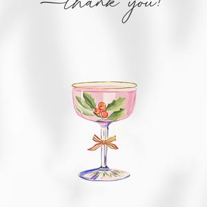 Op de afbeelding: Een witte wenskaart met de tekst thank you! in zwarte schrijfletters. Daaronder staat een aquarelillustratie van een roze cocktailglas met een gouden rand, versierd met groene hulstbladeren, rode bessen en een klein gestreept strikje.