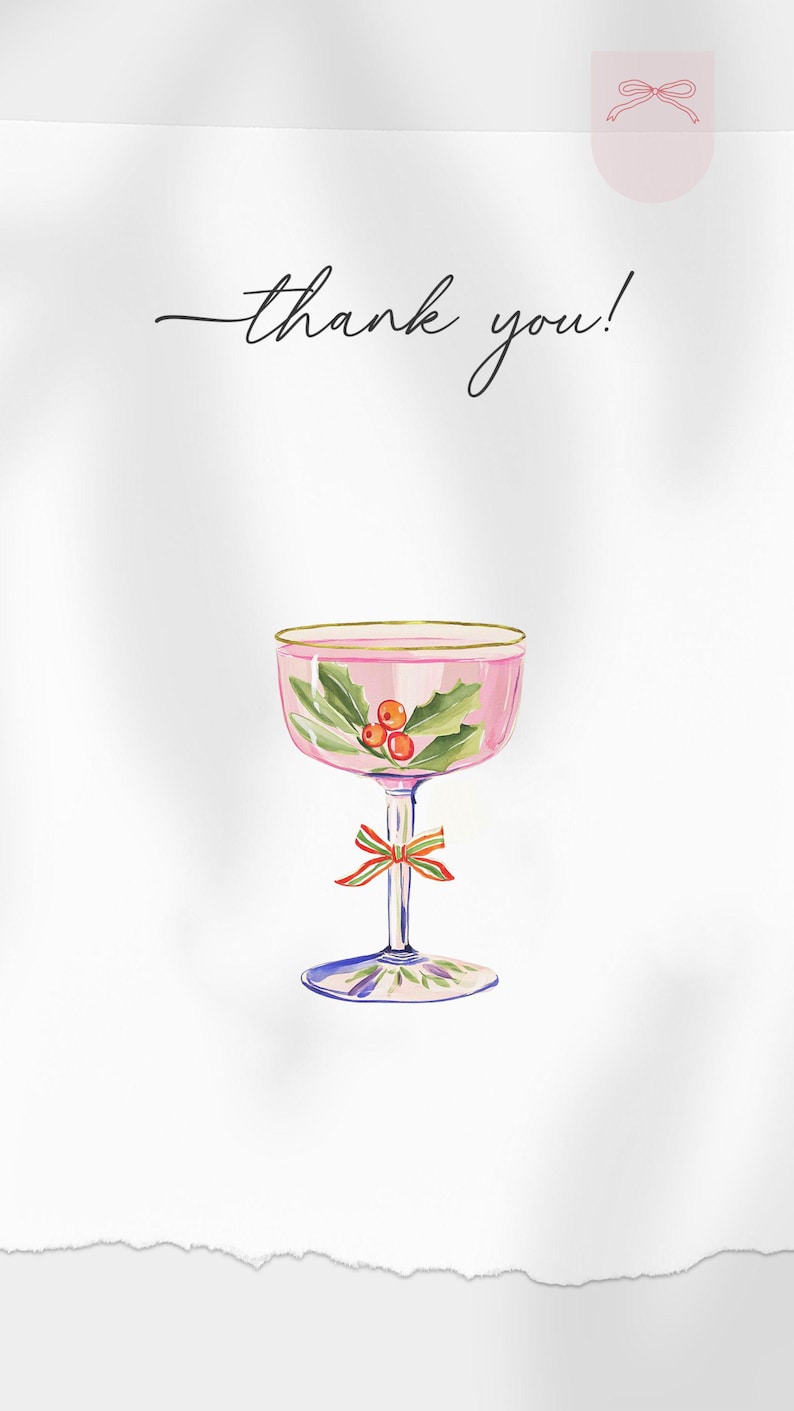 Op de afbeelding: Een witte wenskaart met de tekst thank you! in zwarte schrijfletters. Daaronder staat een aquarelillustratie van een roze cocktailglas met een gouden rand, versierd met groene hulstbladeren, rode bessen en een klein gestreept strikje.