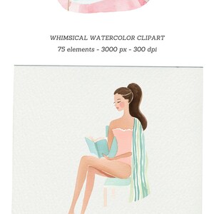 Pu&ograve; includere: Illustrazione ad acquerello di una piscina con palme e una donna che legge. La donna indossa un costume da bagno rosa e un asciugamano a righe. Testo: "WHIMSICAL WATERCOLOR CLIPART 75 elementi - 3000 px - 300 dpi."