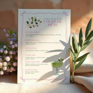 Op de afbeelding: Een cocktailmenu voor een bruiloft met een bloemmotief. Het menu bevat zes cocktailrecepten, waaronder Blushing Bride, Something Blue en Love Potion. Het menu is omlijst met een roze rand en bevat een aquarel illustratie van een cocktailglas.