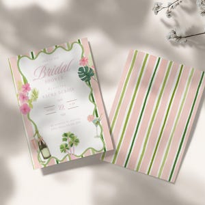 Pu&ograve; includere: Due inviti per un addio al nubilato. L'invito frontale presenta un design floreale rosa e verde con le parole "Bridal Shower" e i dettagli dell'evento. Il retro dell'invito presenta strisce verticali rosa e verdi.